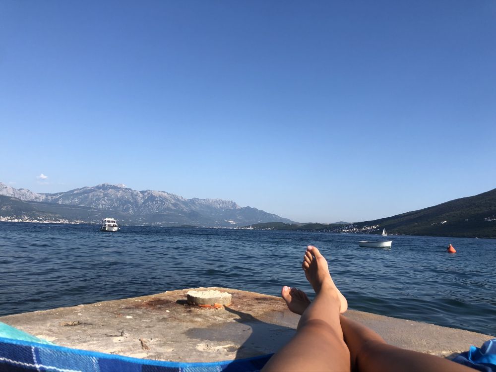 Обои море, вода, водоем, горный рельеф, природа в разрешении 2048x1536