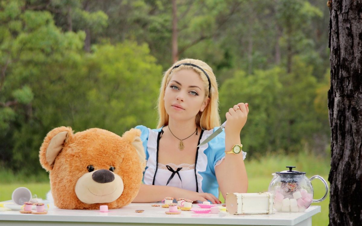 Обои девушка, таблица, салфетка, дерево, Счастлив в разрешении 2560x1600