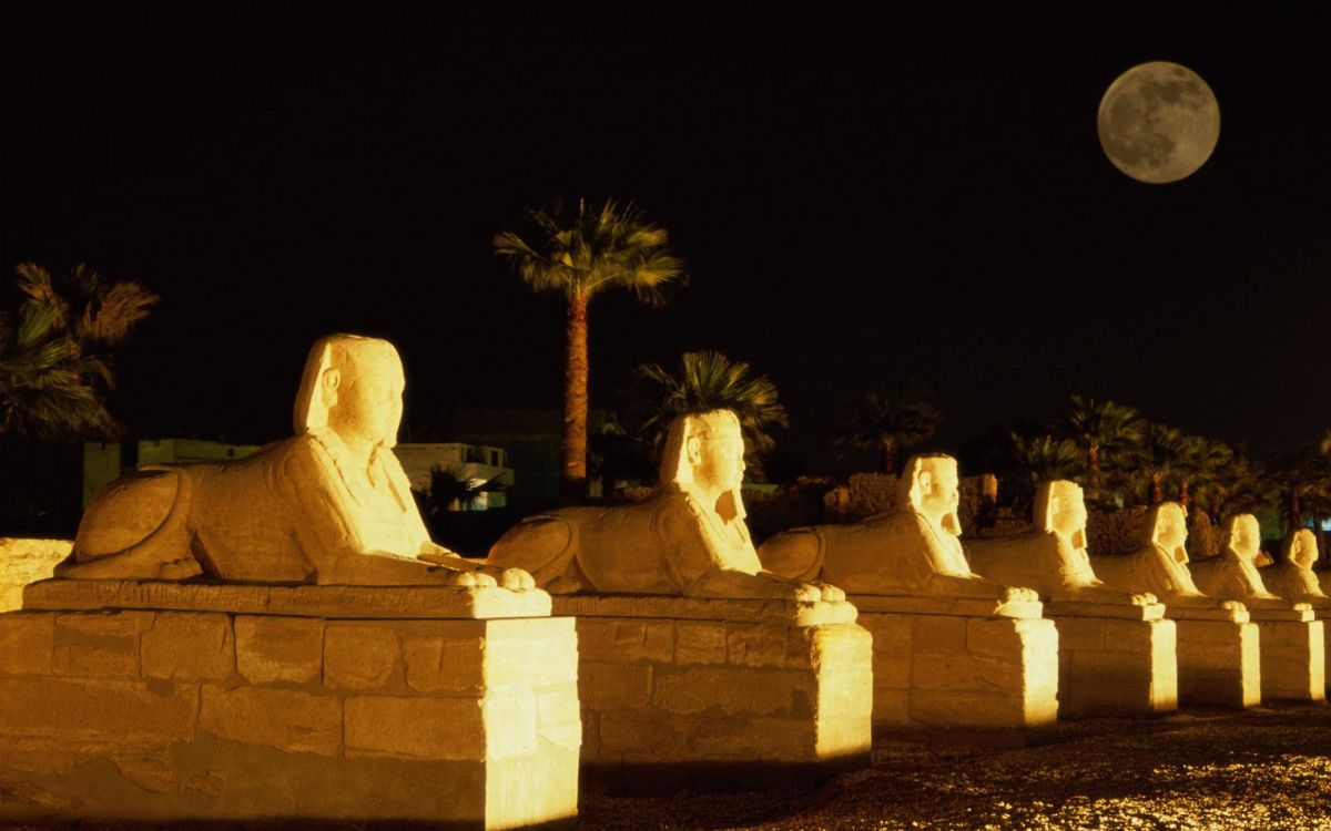 Обои статуя, ночь, историческое место, храм, освещение в разрешении 2880x1800