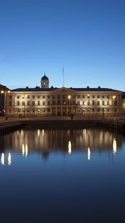 Обои TCL, отражение, фасад, ориентир, вечер в разрешении 1080x1920