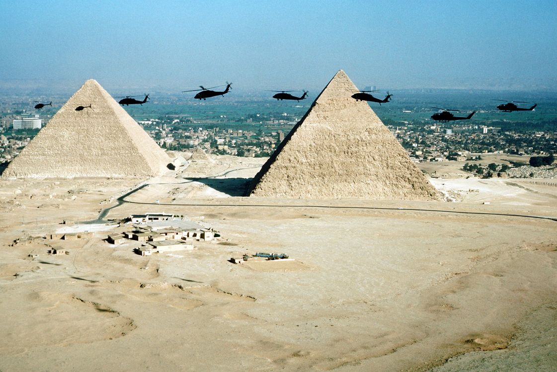 Обои пирамида, памятник, песок, море, отпуск в разрешении 2989x1999