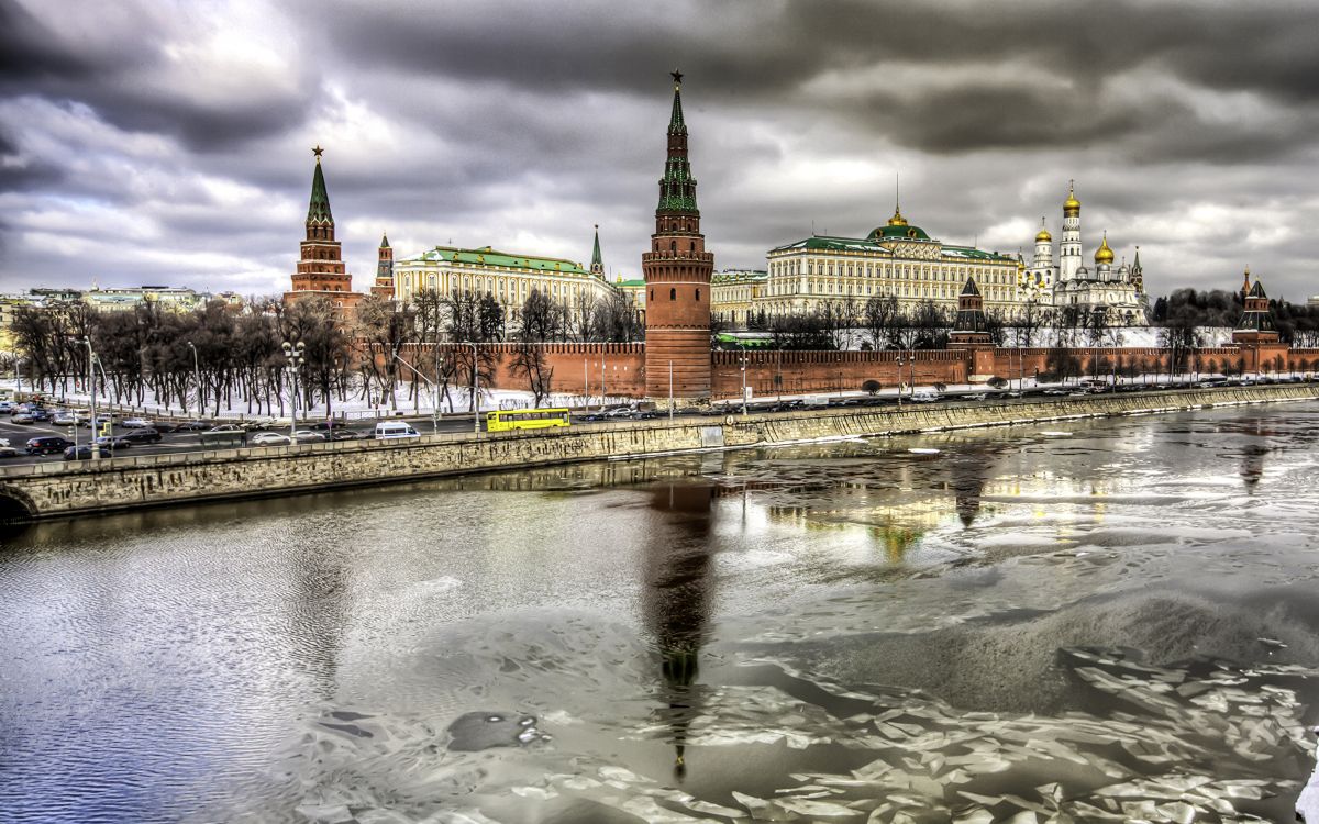 Обои Московский Кремль, отражение, вода, ориентир, облако в разрешении 2560x1600
