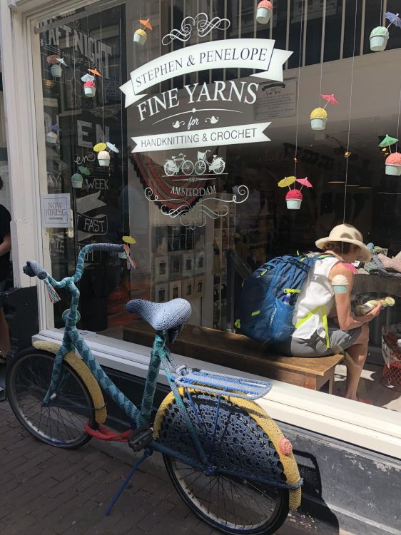 Обои дорожный велосипед, улица, велосипед, гибридный велосипед, обод колеса велосипеда в разрешении 1536x2048