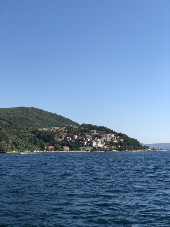 Обои море, водоем, горный рельеф, побережье, водный путь в разрешении 1536x2048