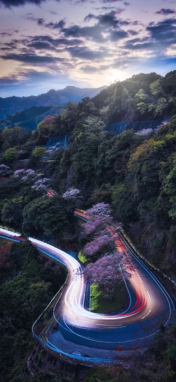 Обои облако, гора, свет, природный ландшафт, дорожное покрытие в разрешении 1400x3032