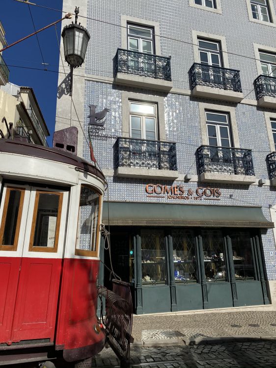 Обои канатная дорога, окно, фасад, электричество, электроснабжение в разрешении 1536x2048