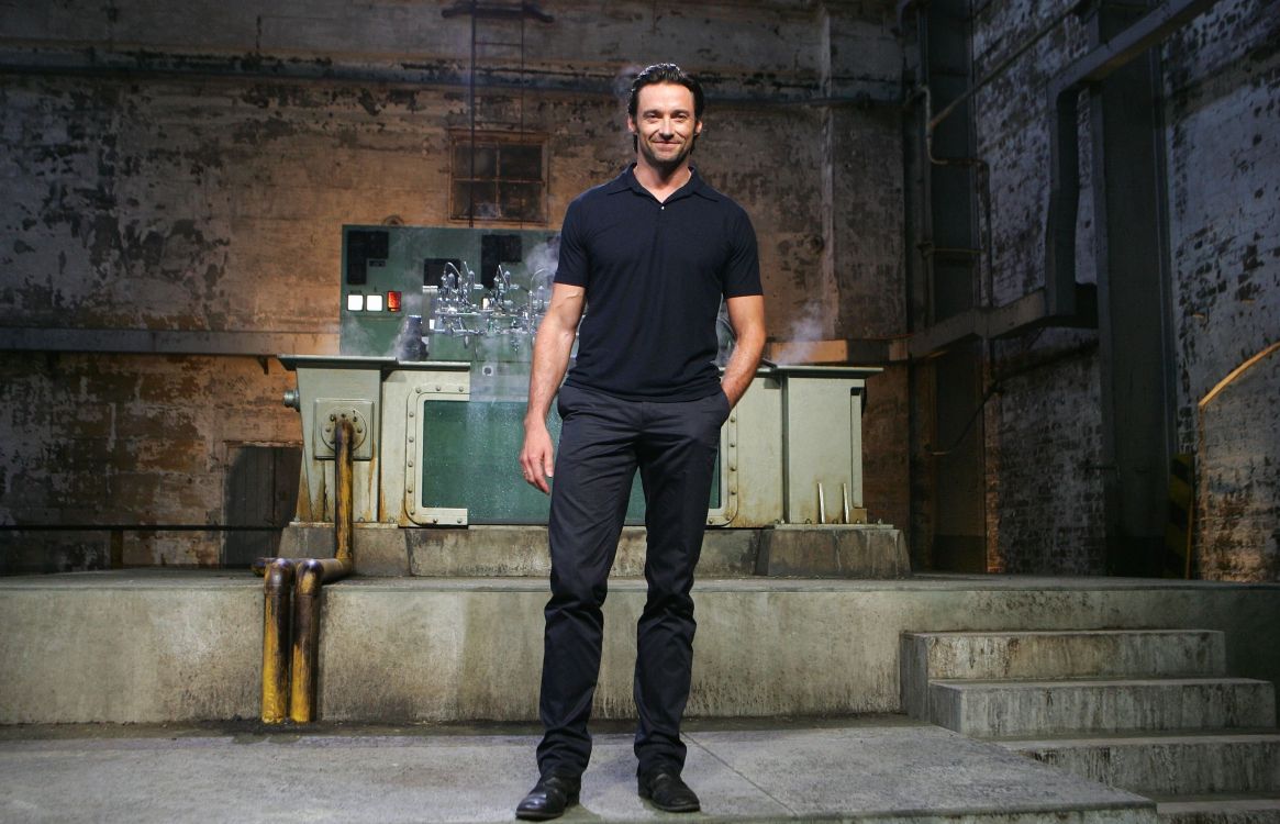 Обои Хью Джекман, Росомаха, стояние, джинсовая ткань, джинсы в разрешении 3000x1930