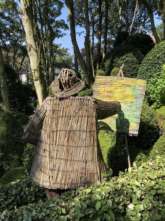 Обои дерево, сад, почвопокровная, украшение газона, пугало в разрешении 1536x2048