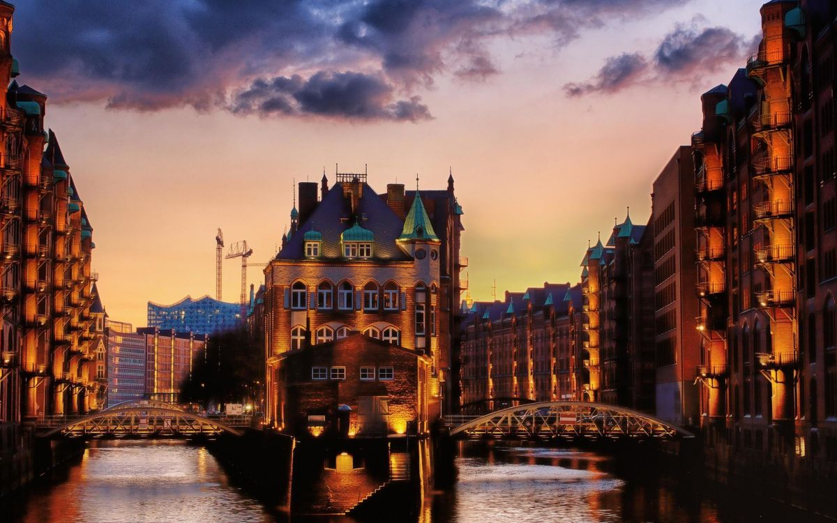 Обои Шпайхерштадт, водный путь, ориентир, город, отражение в разрешении 2560x1600