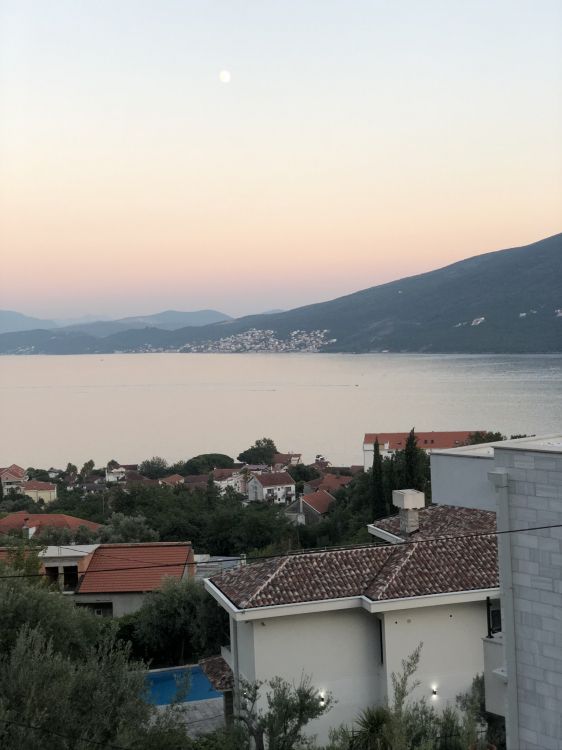 Обои недвижимость, соседство, нагорье, крыша, горный хребет в разрешении 1536x2048