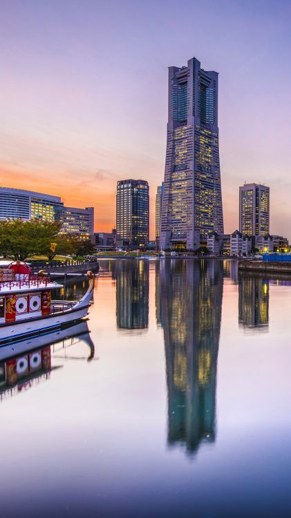 Обои небоскреб, вода, Иокогамы, здание, лодка в разрешении 1080x1920