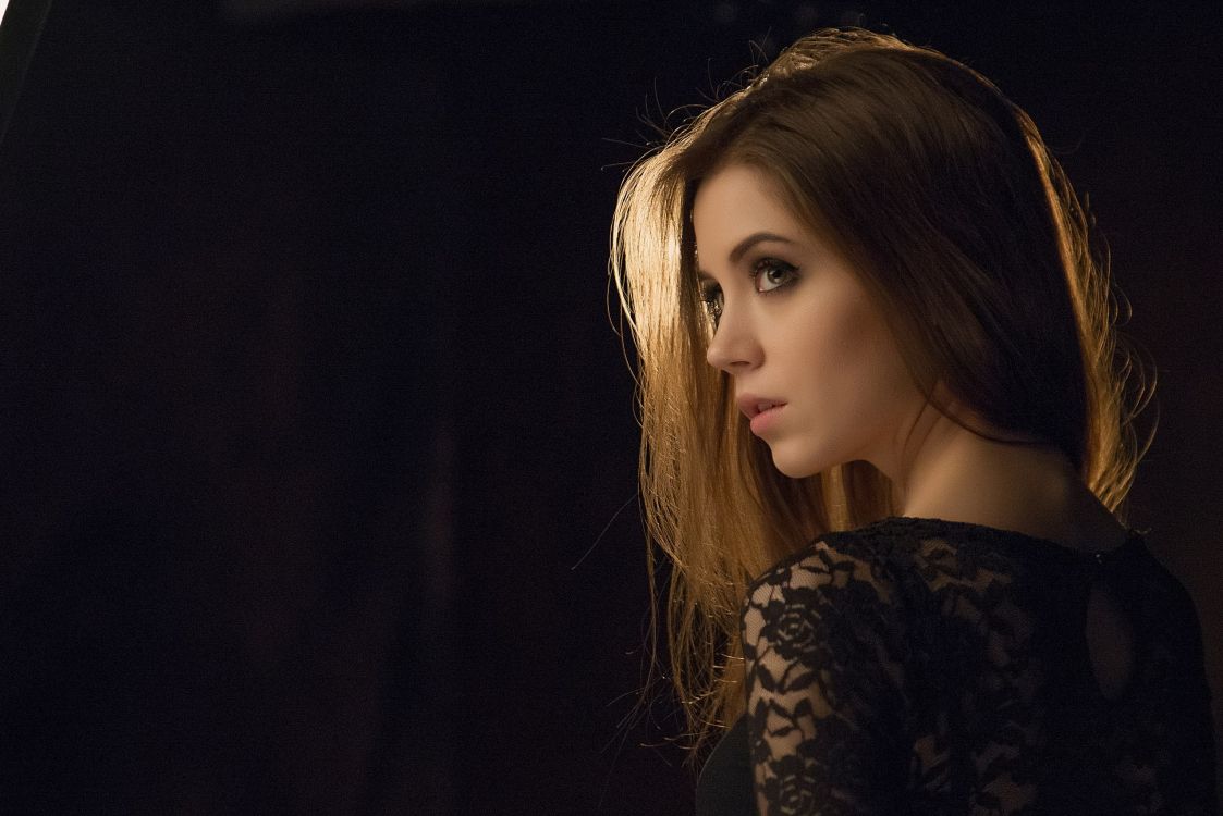 Обои портрет, волосы, лицо, черный, красота в разрешении 2560x1709