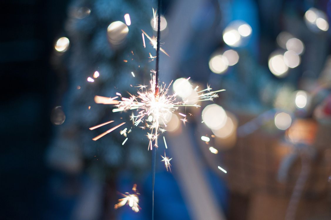 Обои бенгальский огонь, событие, темнота, Новый год, ветвь в разрешении 2880x1916