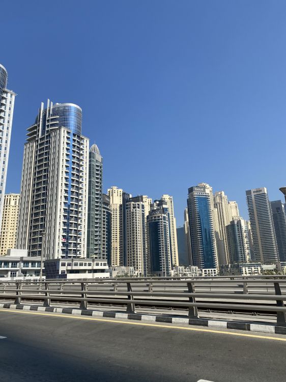 Обои Дубай, башня, дневное время, город, свойство в разрешении 1536x2048