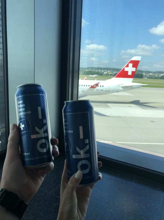 Обои Напиток может, палец, алюминиевая банка, консервная банка, аэропорт в разрешении 1536x2048