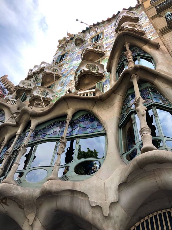 Обои Барселона, Отель Casa Batll, легковые автомобили, архитектура, фасад в разрешении 1536x2048