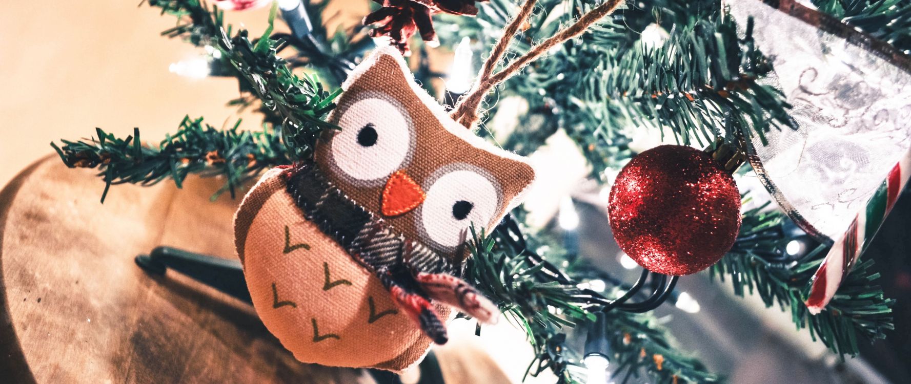 Обои Рождественский день, рождественский орнамент, Новый год, Рождественские украшения, праздник в разрешении 2560x1080