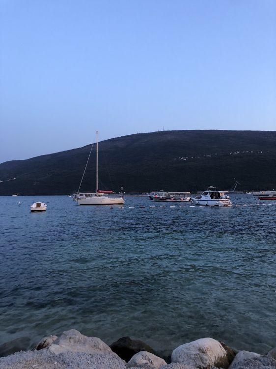 Обои море, судно, лодка, побережье, мачта в разрешении 1536x2048