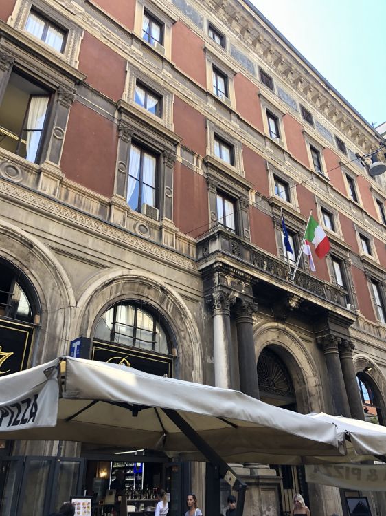 Обои ориентир, окно, фасад, здание, общественное место в разрешении 1536x2048