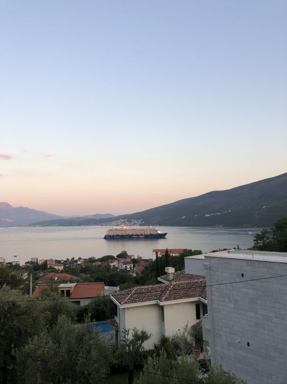 Обои Банк, нагорье, холм, судно, водохранилище в разрешении 1536x2048