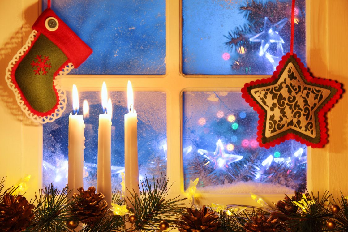 Обои Рождественский день, венок, Рождественские украшения, гирлянда, Рождественские огни в разрешении 5616x3744