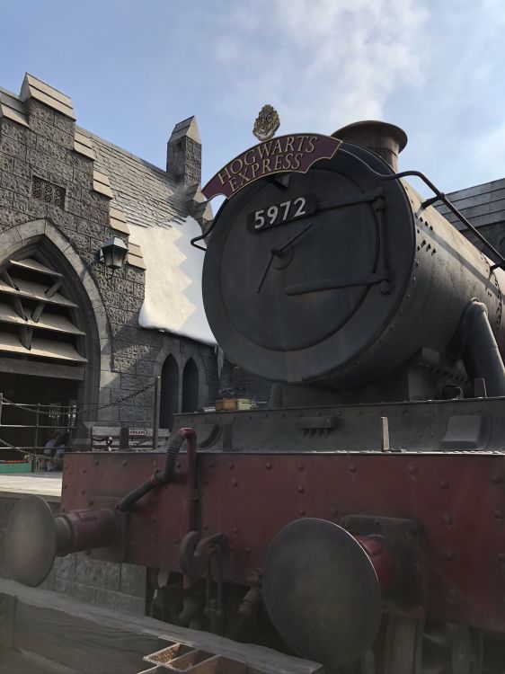 Обои паровой двигатель, железнодорожный транспорт, Король, электровоз, железнодорожный вагон в разрешении 1536x2048