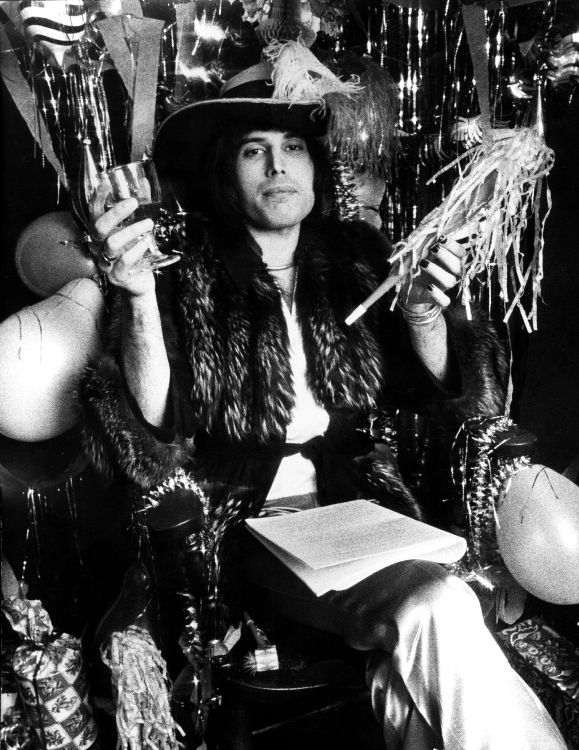 Обои Фредди Меркьюри, Королева, музыкант, микрофон, темнота в разрешении 2550x3300