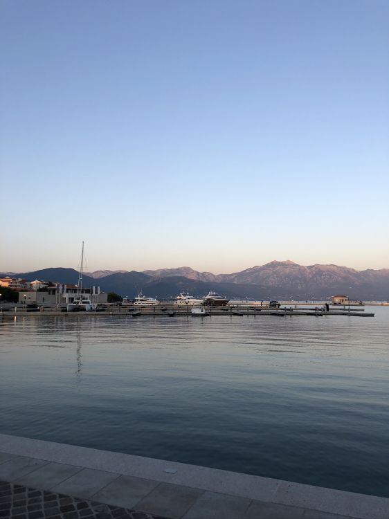 Обои горный хребет, холм, отражение, озеро, спокойный в разрешении 1536x2048