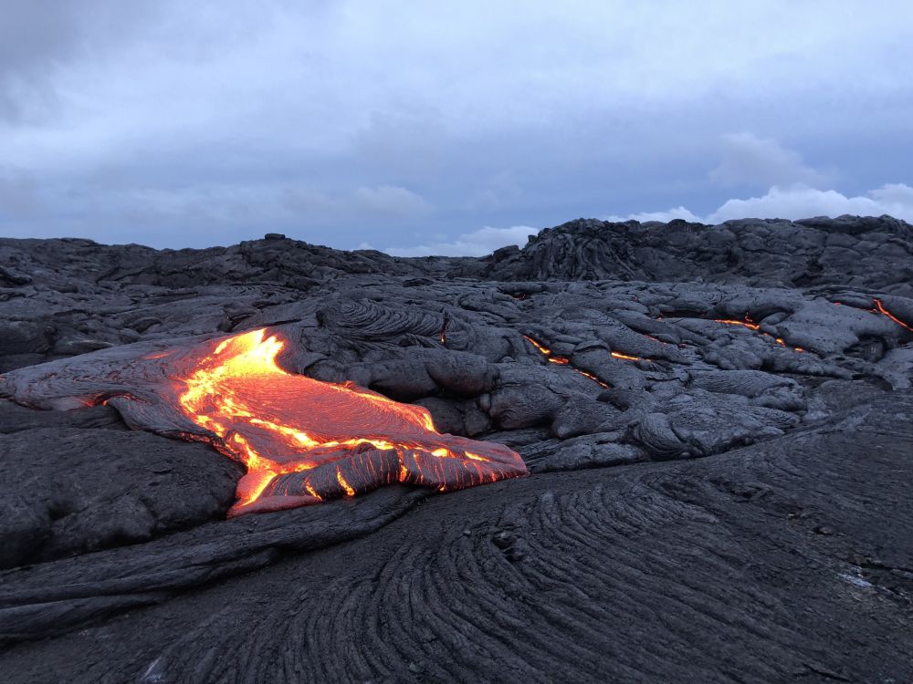 Обои лава, вулкан, щитовой вулкан, геология, лавовые равнины в разрешении 2560x1920