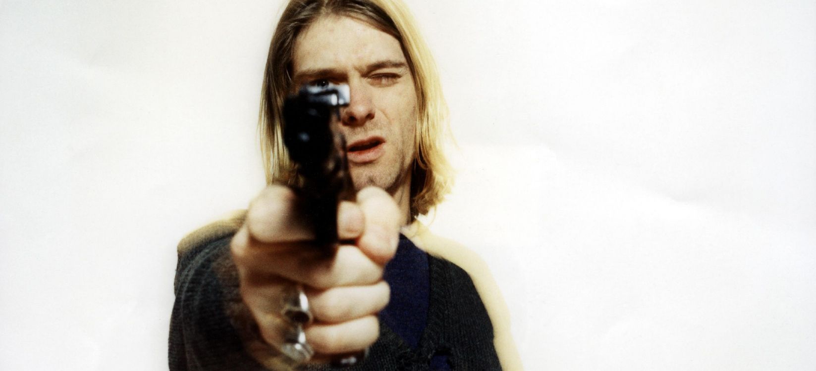 Обои нирвана, гранж, палец, длинные волосы, большой палец в разрешении 2884x1313