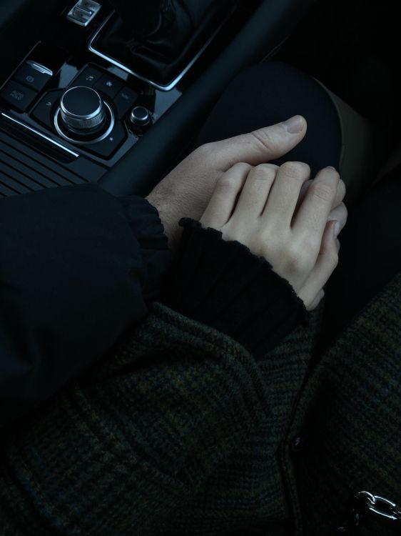 Обои легковые автомобили, ремень безопасности, палец, средний кронштейн, темнота в разрешении 1536x2048