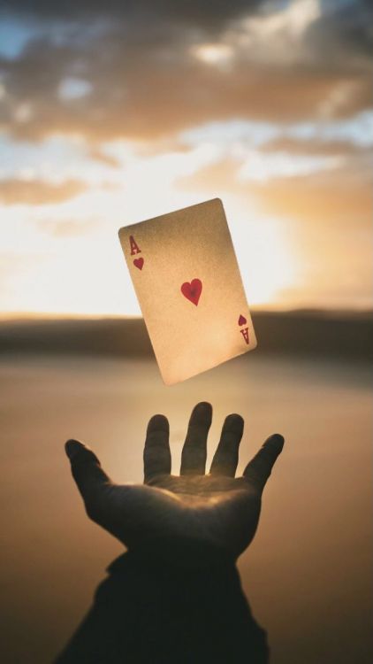 Обои девушка одна рука, облако, атмосфера, свет, жест в разрешении 640x1136