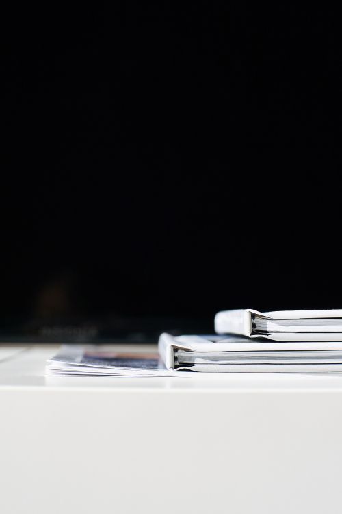 Обои таблица, черный, текст, металл, белые в разрешении 2500x3750