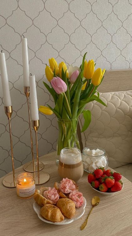 Обои природные продукты, таблица, бокал для вина, свеча, ваза в разрешении 1440x2560