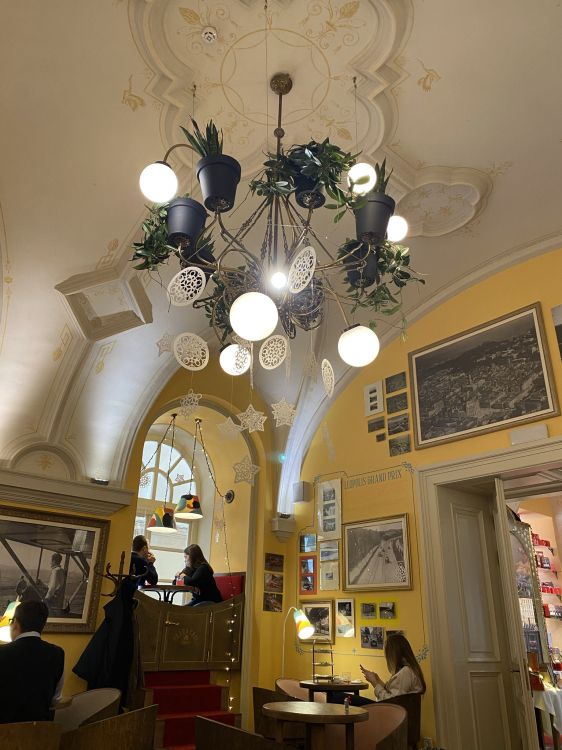 Обои потолок, люстра, абажур, родина, осветительная арматура в разрешении 1536x2048