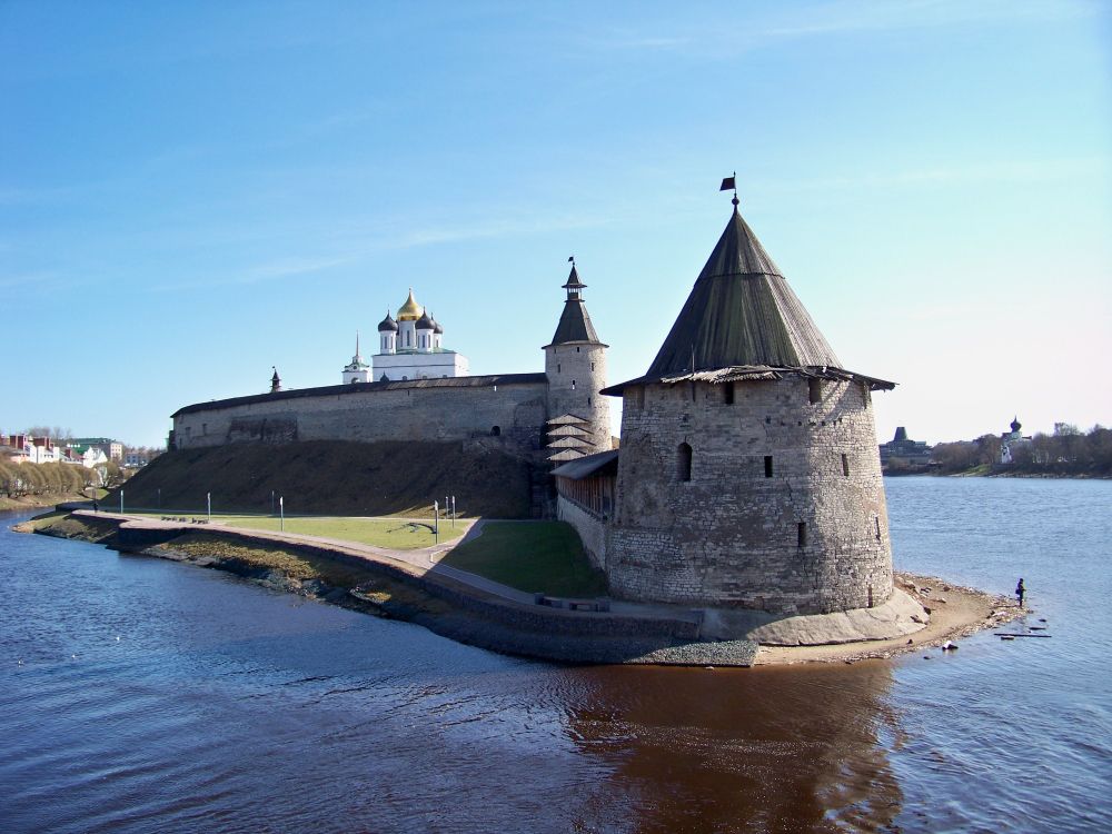 Обои Псковский кремль, замок, средневековая архитектура, ров, водный путь в разрешении 3000x2250