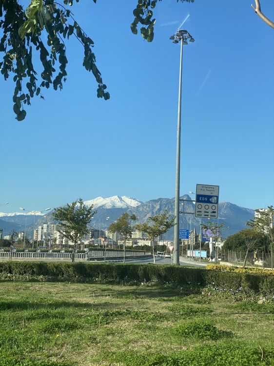 Обои уличный фонарь, осветительная арматура, растение, дневное время, гора в разрешении 1536x2048