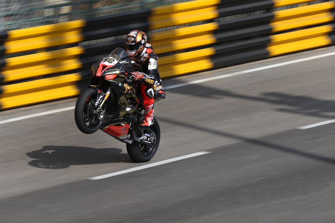 Обои автоспорт, ипподром, гонки на мотоциклах, гоночный, мотогонщик в разрешении 4686x3124