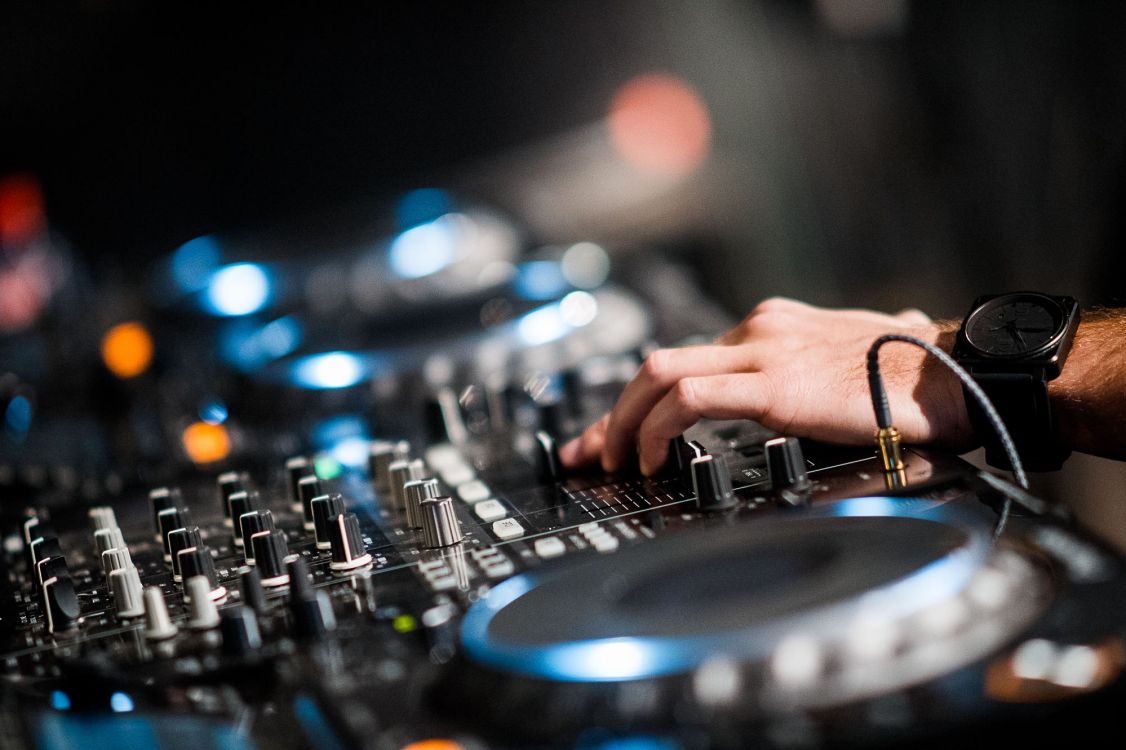 Обои DJ-микшер, Тёрнтейблизм, диск жокей, электроника, диджей в разрешении 2000x1331