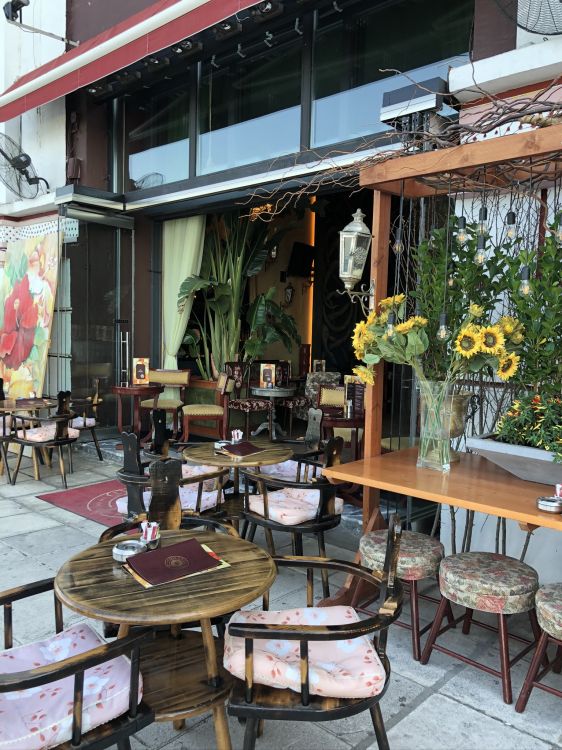 Обои таблица, мебель, цветочный горшок, комнатное растение, ресторан в разрешении 1536x2048