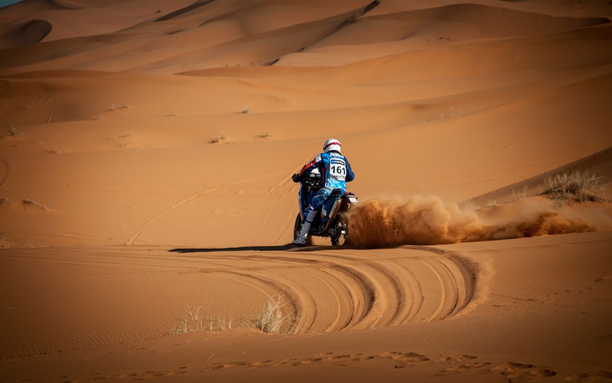 Обои мотоцикл, пустыня, песок, эрг, окружающая среда в разрешении 2047x1282