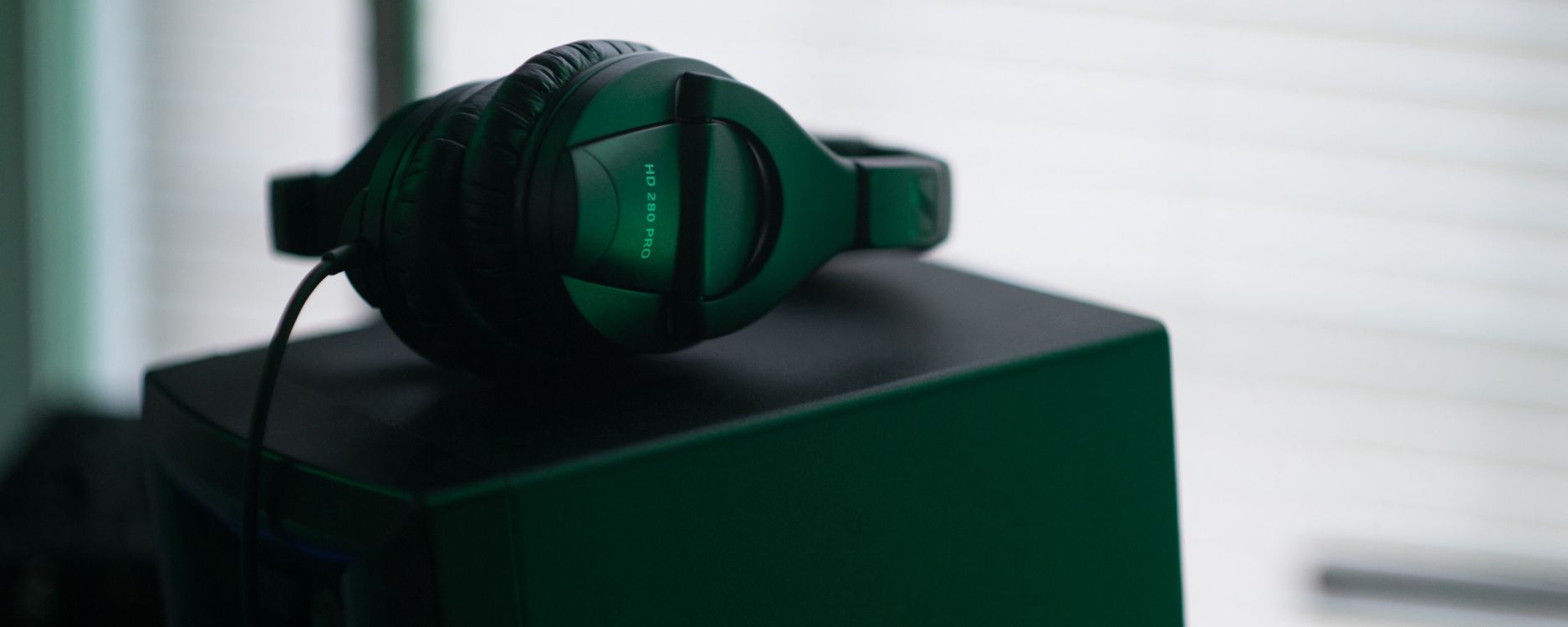 Обои наушники, гаджет, звуковое оборудование, технологии, электронное устройство в разрешении 2560x1024