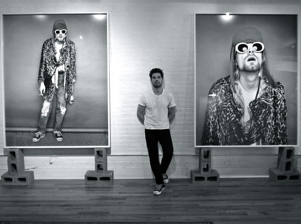 Обои нирвана, белые, черный, стояние, артист в разрешении 1920x1428