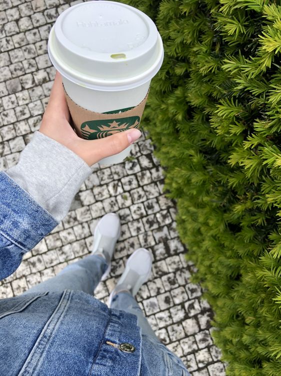 Обои джинсовая ткань, джинсы, чашка кофе рукав, крышка, пластик в разрешении 1536x2048