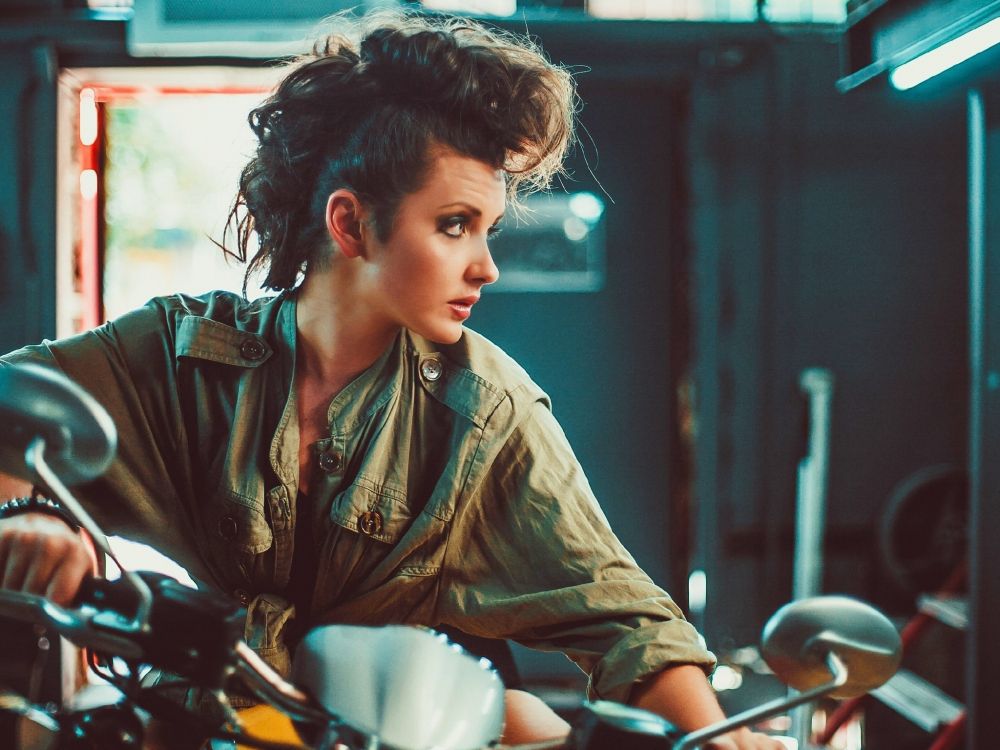 Обои девушка, стена, фотография в разрешении 2048x1536