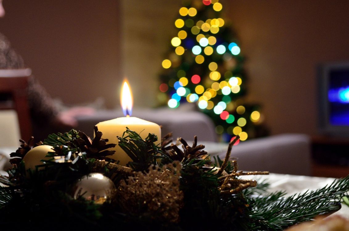 Обои елка, Рождественские огни, рождественский орнамент, Рождественский день, Новый год в разрешении 2560x1695