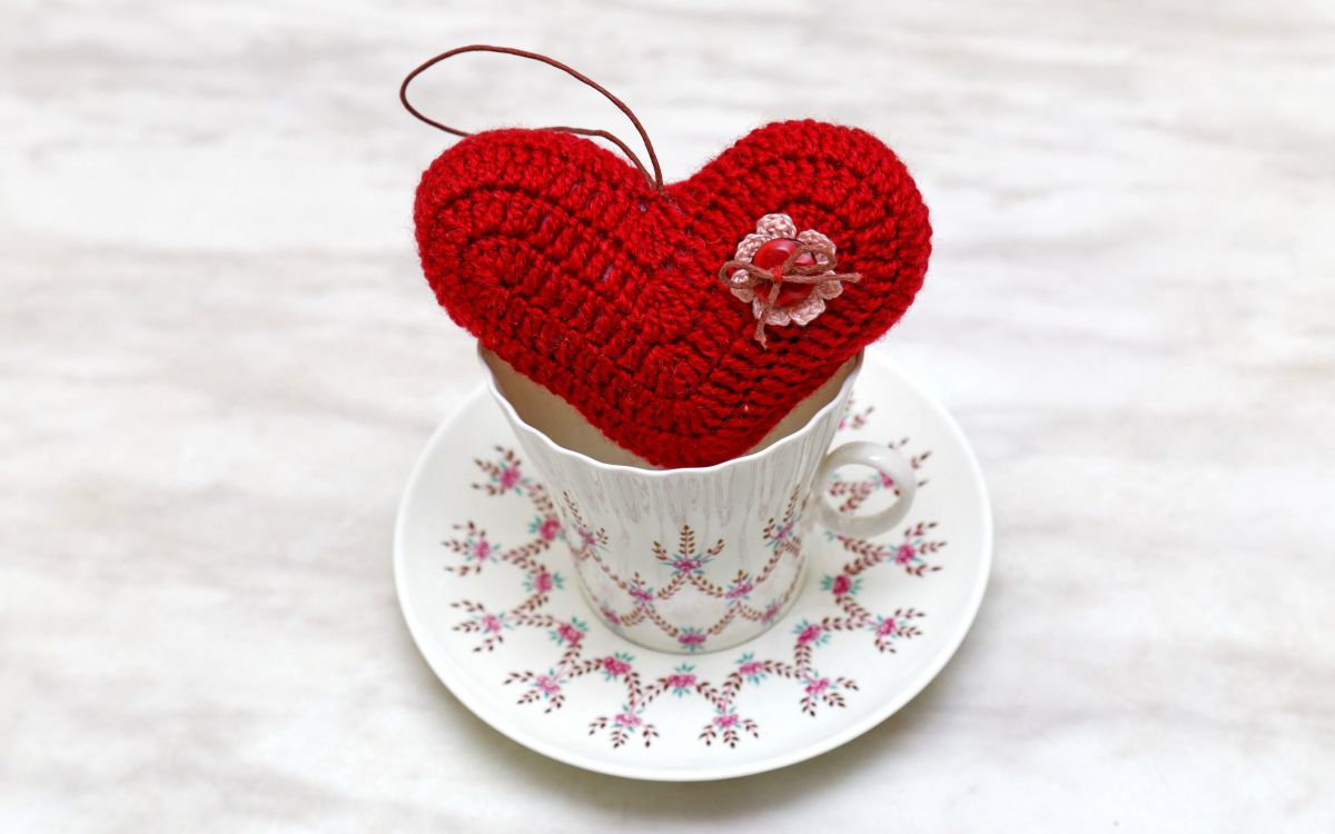 Обои чашка, сердце, вязание крючком, день, сладость в разрешении 2560x1600