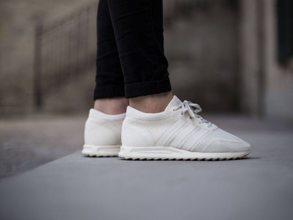 Обои кеды, башмак, adidas, белые, кроссовки в разрешении 2048x1536