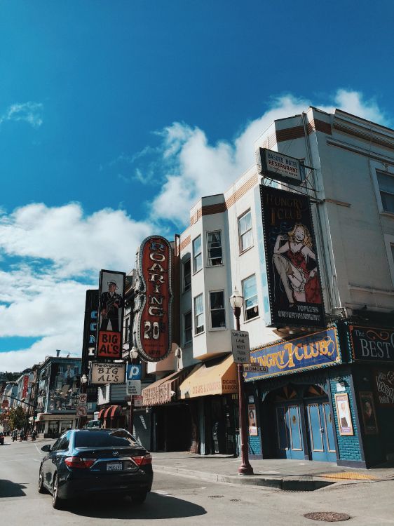 Обои Король, улица, городок, полный размер автомобиля, автомобильное освещение в разрешении 3024x4032