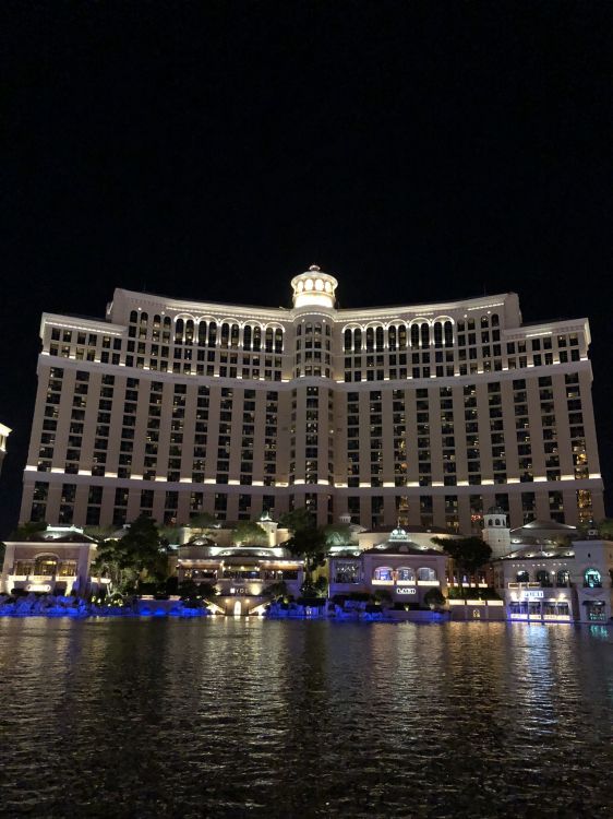 Обои Лас Вегас, США, Отель Белладжио и казино, Bellagio Hotel Casino, Фонтаны Белладжио в разрешении 1536x2048